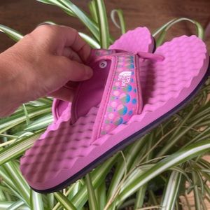 The North Face Girls Flip Flops Size 3 Pink -FREE w$20 Girls Clothes *READ*